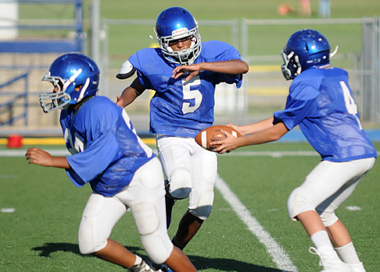 Collin Craft (5) takes a handoff from quarterback Gavin Burton on a speed sweep. (Photo by Kevin Nagle)