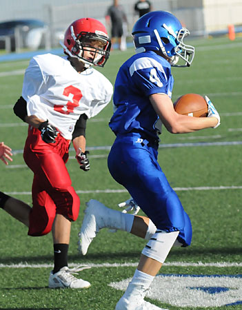 River Gregory (4) tries to get past Cabot Red's Lathan Nichols (3). (Photo by Kevin Nagle)