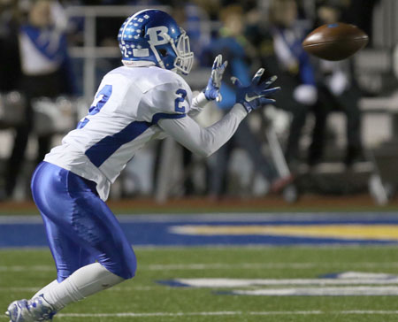 Landon Smith prepares to haul in a pass. (Photo by Rick Nation)