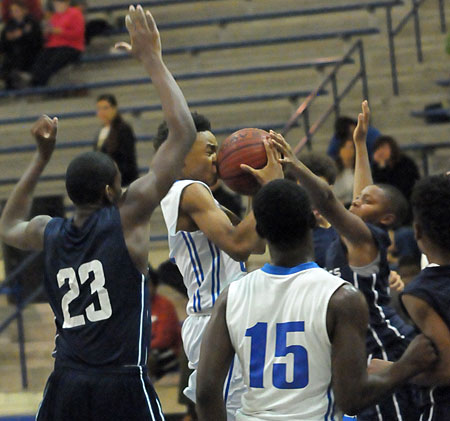 Camren Hunter drives to the basket. (Photo by Kevin Nagle)